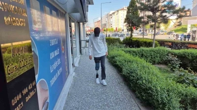 Bacağını kaybeden 15 yaşındaki &ccedil;ocuk, hayırseverler sayesinde &ouml;zg&uuml;rl&uuml;ğ&uuml;ne kavuştu
