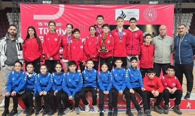 Badminton&rsquo;da Erzincan r&uuml;zg&acirc;rı: 3 şampiyonluk, 1 ikincilik