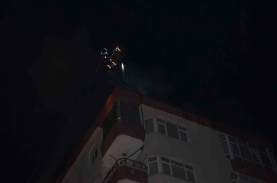 Bafra’da 7 katlı binanın çatısında yangın
