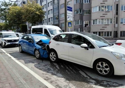 Bafra’da avukat, boşanma aşamasındaki eşinin aracına çarptı: Kadın hastaneye kaldırıldı
