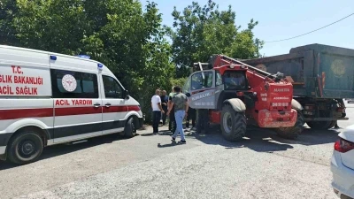 Bafra&rsquo;da iş makinesi ile kamyon &ccedil;arpıştı: 1 yaralı

