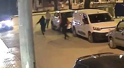 Bafra&rsquo;da kendisini darbeden şahsa kurşun yağdırdı: O anlar kamerada
