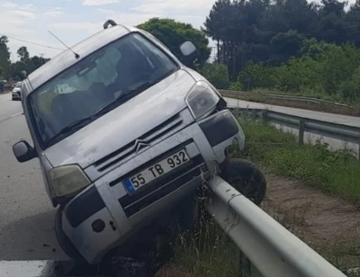 Bafra&rsquo;da kontrolden &ccedil;ıkan otomobil bariyerlere &ccedil;arptı: 4 yaralı
