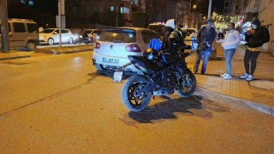 Bafra&rsquo;da motosiklet otomobile &ccedil;arptı: 1 yaralı
