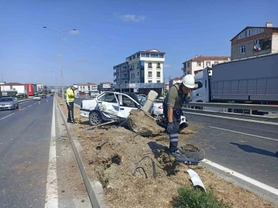 Bafra&rsquo;da otomobil aydınlatma direğine &ccedil;arptı, s&uuml;r&uuml;c&uuml; yaralandı
