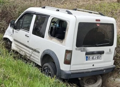 Bafra&rsquo;da su kanalına d&uuml;şen aracın s&uuml;r&uuml;c&uuml;s&uuml; yaralandı
