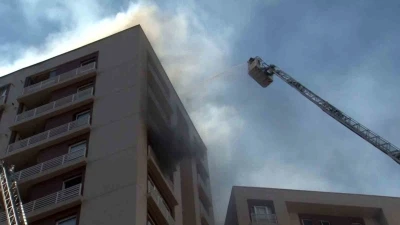 Bağcılar’da 15 katlı apartmandan alevler yükseldi
