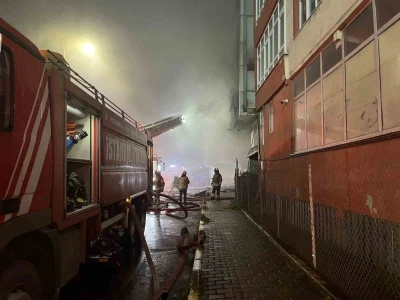 Bağcılar&rsquo;da 4 katlı tekstil fabrikasında korkutan yangın
