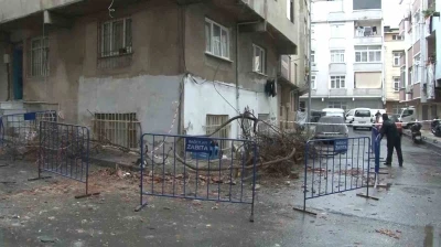 Bağcılar&rsquo;da bir binanın &ccedil;atısı &ccedil;&ouml;kt&uuml;: 2 ara&ccedil; hasar g&ouml;rd&uuml;
