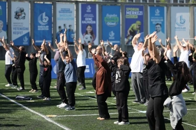 Bağcılar&rsquo;da &ccedil;ocuklar ve yetişkinler zumba etkinliğinde bir araya geldi
