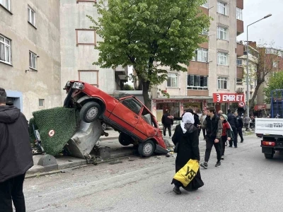 Bağcılar&rsquo;da freni boşalan kamyon park halindeki 8 araca zarar verdi
