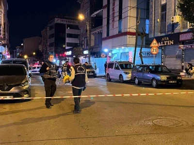 Bağcılar’da seyir halindeki otomobile silahlı saldırı: 2 yaralı
