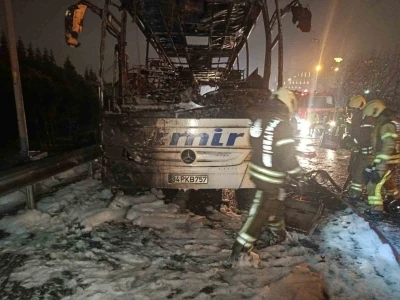 Bağcılar TEM&rsquo;de yolcu otob&uuml;s&uuml; alevlere teslim oldu
