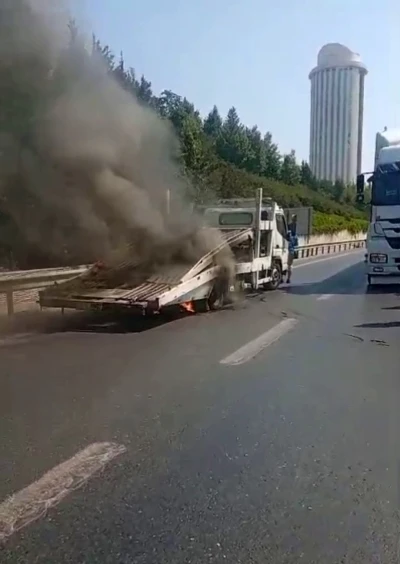 Bağcılar TEM Otoyolu’nda çekici yangını: Alevler sürücülerin müdahalesiyle söndürüldü

