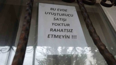Bağımlılardan bıktı, evini camına "Bu evde uyuşturucu satışı yoktur, rahatsız etmeyin" yazlı not astı
