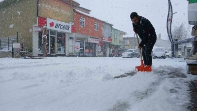 Baharı bekleyen Karlıova karlı bir g&uuml;ne uyandı
