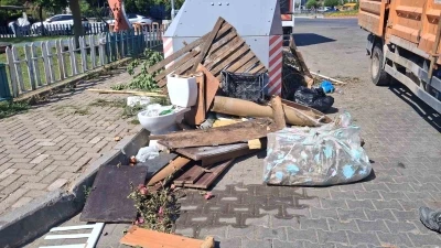 Bah&ccedil;e atıkları ve molozlar Marmaris&rsquo;i &ccedil;&ouml;pl&uuml;ğe &ccedil;eviriyor
