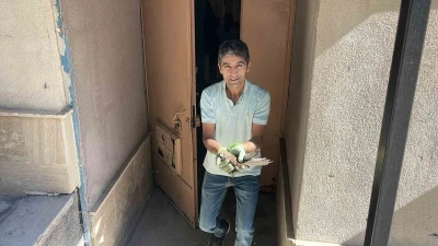 Bahçede bulduğu yavru şahinle kurduğu bağ gönülleri ısıttı
