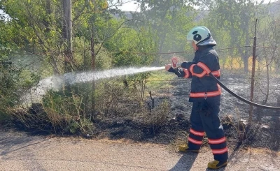 Bah&ccedil;ede &ccedil;ıkan &ouml;rt&uuml; yangını eve sı&ccedil;ramadan s&ouml;nd&uuml;r&uuml;ld&uuml;
