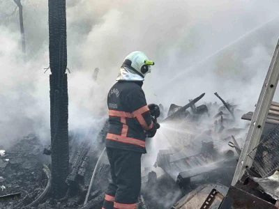 Bah&ccedil;ede &ccedil;ıkan yangın k&ouml;m&uuml;rl&uuml;ğ&uuml; k&uuml;le &ccedil;evirdi
