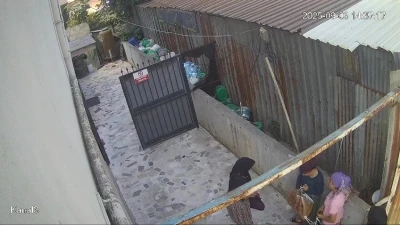 Bahçede kıyafet değiştiren kadınlar, merak konusu oldu
