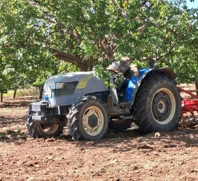 Bah&ccedil;ede trakt&ouml;rle &ccedil;alışırken kafasına ağa&ccedil; dalı &ccedil;arpan &ccedil;ift&ccedil;i hayatını kaybetti
