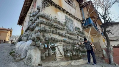 Bah&ccedil;ede yetiştiremeyince &ccedil;&ouml;z&uuml;m&uuml; evinin duvarında buldu
