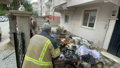 Bah&ccedil;edeki atık eşyaların yanması paniğe yol a&ccedil;tı
