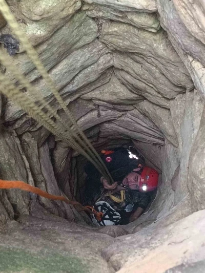 Bah&ccedil;edeki kuyuya d&uuml;şen 94 yaşındaki adam kurtarıldı
