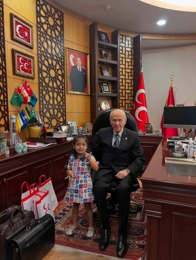 Bahçeli hayranı Minik Hilal, Devlet Dedesi’nin elini öptü
