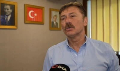 Bahçelievler Belediye Başkanı Hakan Bahadır, işgaliye indirimini reddeden CHP’yi pankartla vatandaşa şikayet etti
