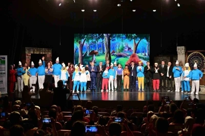Bah&ccedil;elievler Belediyesi&rsquo;nce Engelliler Haftası &ccedil;er&ccedil;evesinde "Şirinler" tiyatro oyunu sahnelendi
