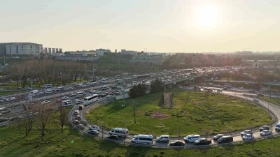 Bah&ccedil;elievler &Ccedil;oban&ccedil;eşme Kavşağı&rsquo;ndaki trafiğe vatandaşlardan tepki
