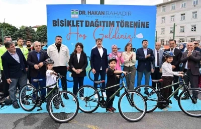 Bah&ccedil;elievler&rsquo;de 200 &ccedil;ocuğa bisiklet dağıtım t&ouml;reni
