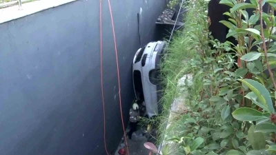 Bahçelievler’de direksiyon hakimiyetini kaybeden sürücü çok sayıda araca çarpıp boşluğa düştü. Sürücüyü kurtarma çalışması devam ediyor.
