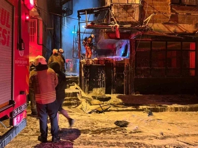 Bah&ccedil;elievler&rsquo;de hurda malzemelerin bulunduğu depoda yangın
