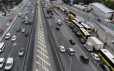 Bah&ccedil;elievler&rsquo;de İETT Otob&uuml;s&uuml; arızalandı, trafik nedeniyle vatandaş yol ortasında otob&uuml;s bekledi
