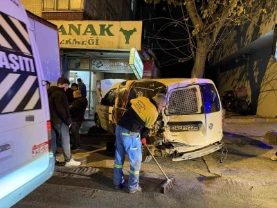 Bah&ccedil;elievler&rsquo;de kamyonun &ccedil;arptığı ara&ccedil; fırına girdi, o anlar kamerada
