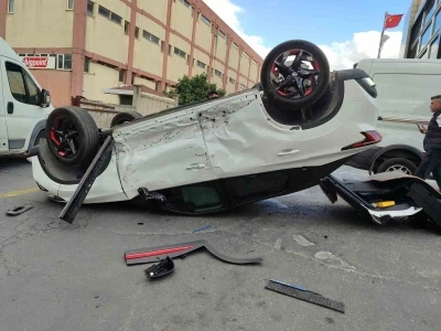 Bahçelievler’de minibüsün çarptığı otomobil ters döndü: 2 yaralı
