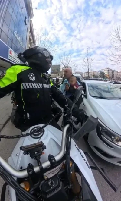 Bah&ccedil;elievler&rsquo;de motorize zabıta ekibi yaralı 3 aylık bebek i&ccedil;in seferber oldu
