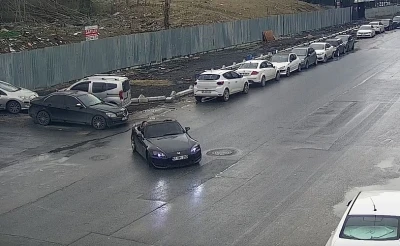 Bah&ccedil;elievler&rsquo;de trafik saatinde drift dehşeti kamerada
