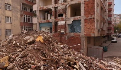 Bahçelievler’de yıkım sonrası yan binanın duvarının olmadığı ortaya çıktı
