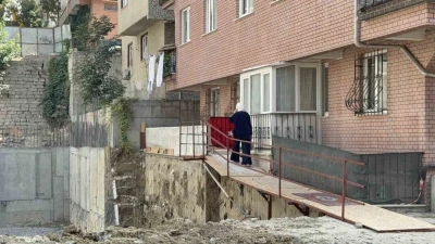 Bahçelievler’deki inşaat, yan binanın girişinde çökmeye neden oldu
