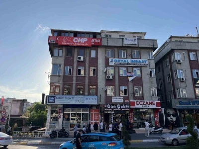 Bahçelievler İlçe Başkanlığı binasına &quot;CHP İstanbul İl Başkanlığı&quot; yazısı asıldı
