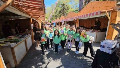 Bah&ccedil;elievler İlk&ouml;ğretim Okulu &ouml;ğrencileri kitap fuarında
