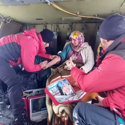 Bah&ccedil;esaray&rsquo;da hamile kadın helikopterle hastaneye ulaştırıldı

