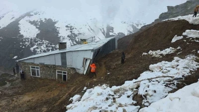 Bah&ccedil;esaray&rsquo;da heyelan bir eve zarar verdi
