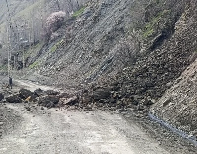 Bah&ccedil;esaray&rsquo;da mahalle yolunda heyelan

