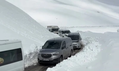 Bah&ccedil;esaray-Hizan karayoluna &ccedil;ığ d&uuml;şt&uuml;: Yol yaklaşık 4 saat kapalı kaldı
