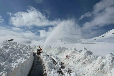 Bah&ccedil;esaray yolu kontroll&uuml; olarak ulaşıma a&ccedil;ıldı
